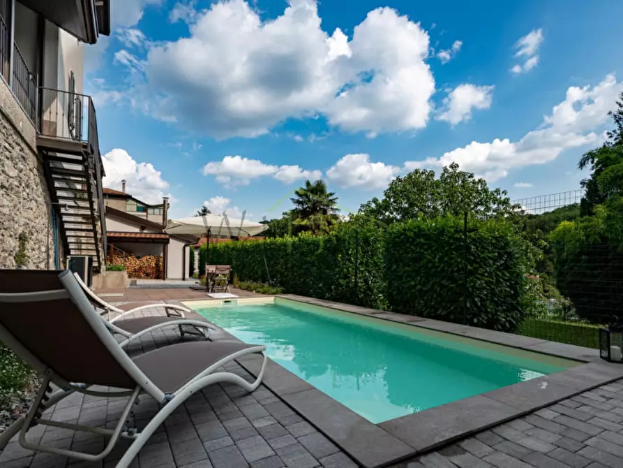 Immagine 1 di Villa in vendita  a Como