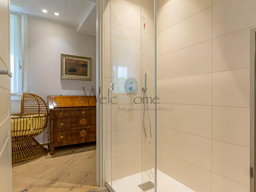 Immagine 17 di Villa in vendita  a Como