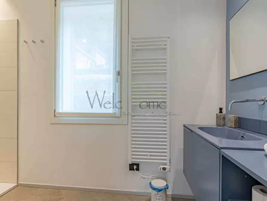 Immagine 43 di Villa in vendita  a Como