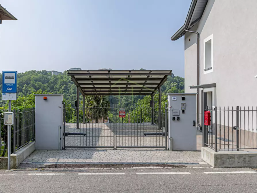 Immagine 49 di Villa in vendita  a Como