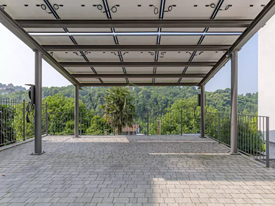 Immagine 50 di Villa in vendita  a Como