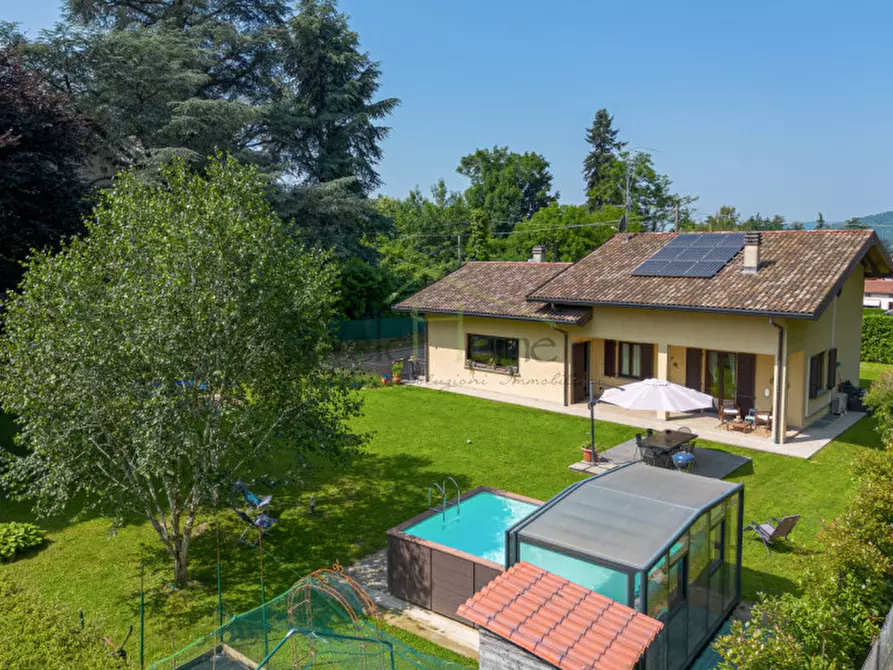 Immagine 1 di Villa in vendita  in albavilla, via saruggia a Albavilla