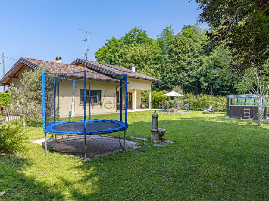 Immagine 18 di Villa in vendita  in albavilla, via saruggia a Albavilla