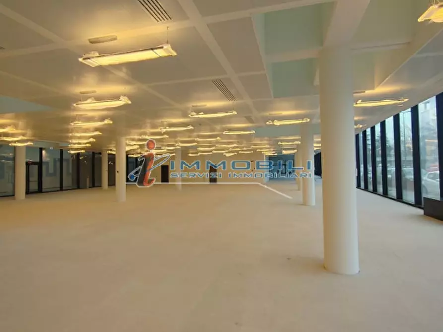 Immagine 13 di Ufficio in affitto  in VIALE SARCA a Milano