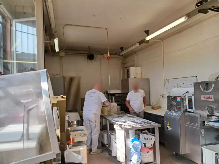 Immagine 8 di Attività commerciale in vendita  in Strada Cartiera 11/A a Parma