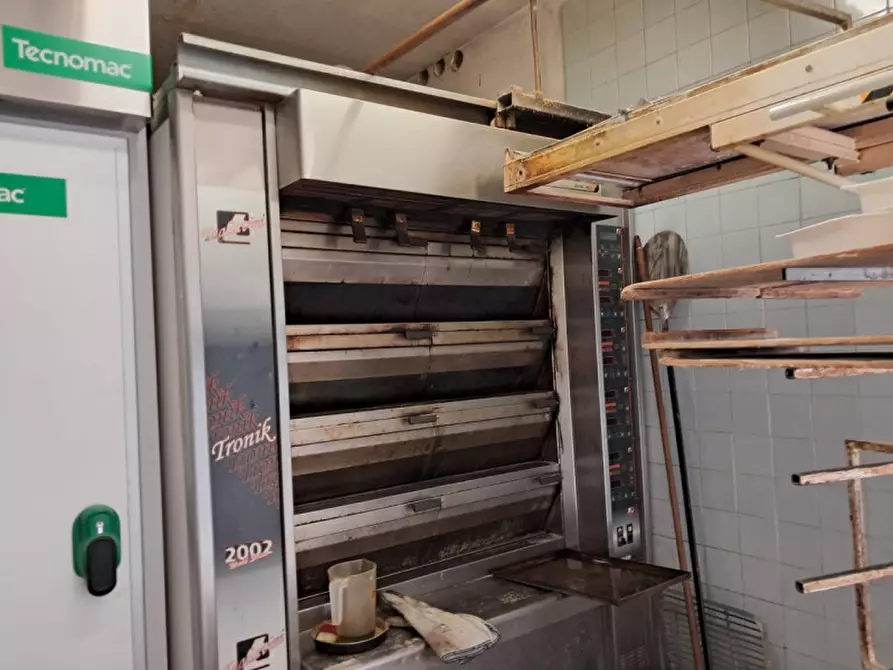 Immagine 9 di Attività commerciale in vendita  in Strada Cartiera 11/A a Parma