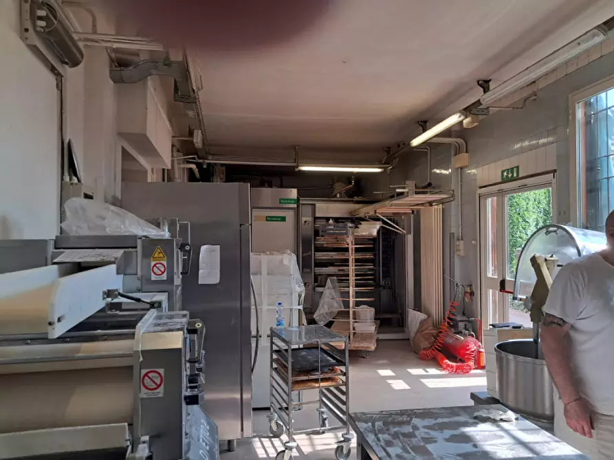 Immagine 10 di Attività commerciale in vendita  in Strada Cartiera 11/A a Parma