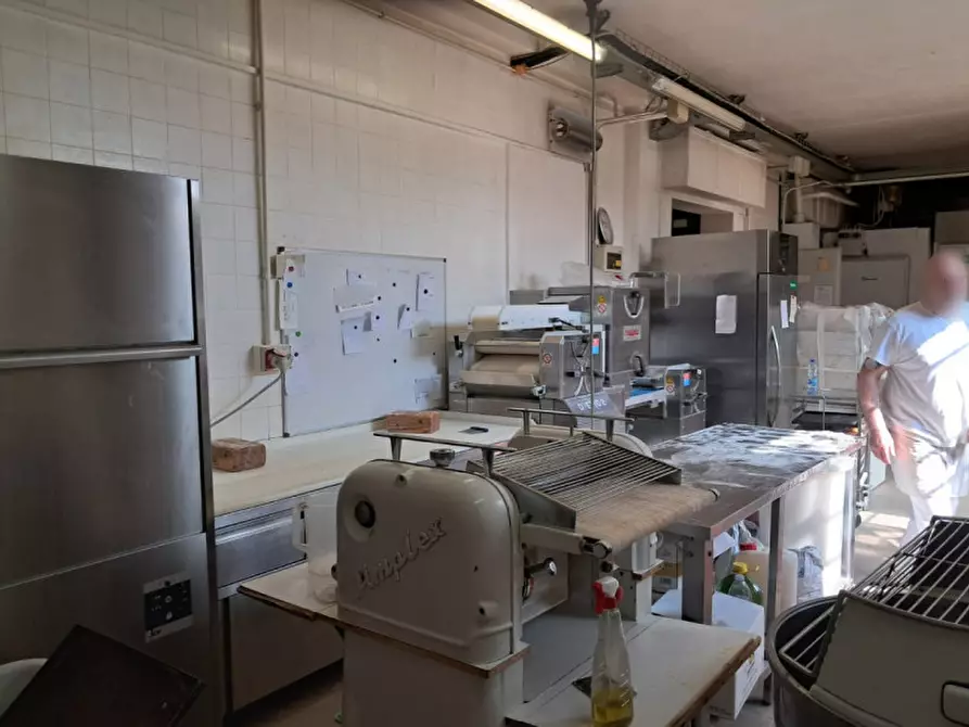 Immagine 11 di Attività commerciale in vendita  in Strada Cartiera 11/A a Parma