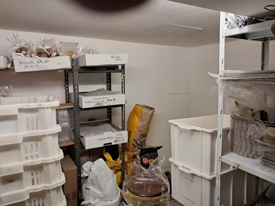 Immagine 15 di Attività commerciale in vendita  in Strada Cartiera 11/A a Parma