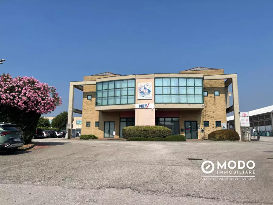 Immagine 1 di Laboratorio in vendita  in Via Marosticana a Dueville