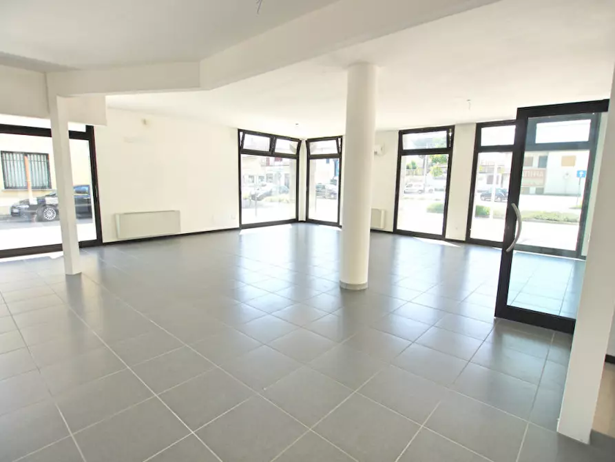 Immagine 1 di Negozio in affitto  in Via terraglio 200 a Preganziol