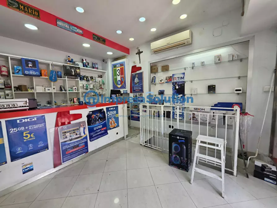 Immagine 10 di Negozio in affitto  in Via dell'Epomeo a Napoli