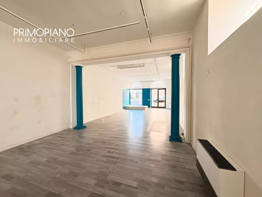 Immagine 1 di Negozio in affitto  in Piazza Santa Maria Maggiore a Trento