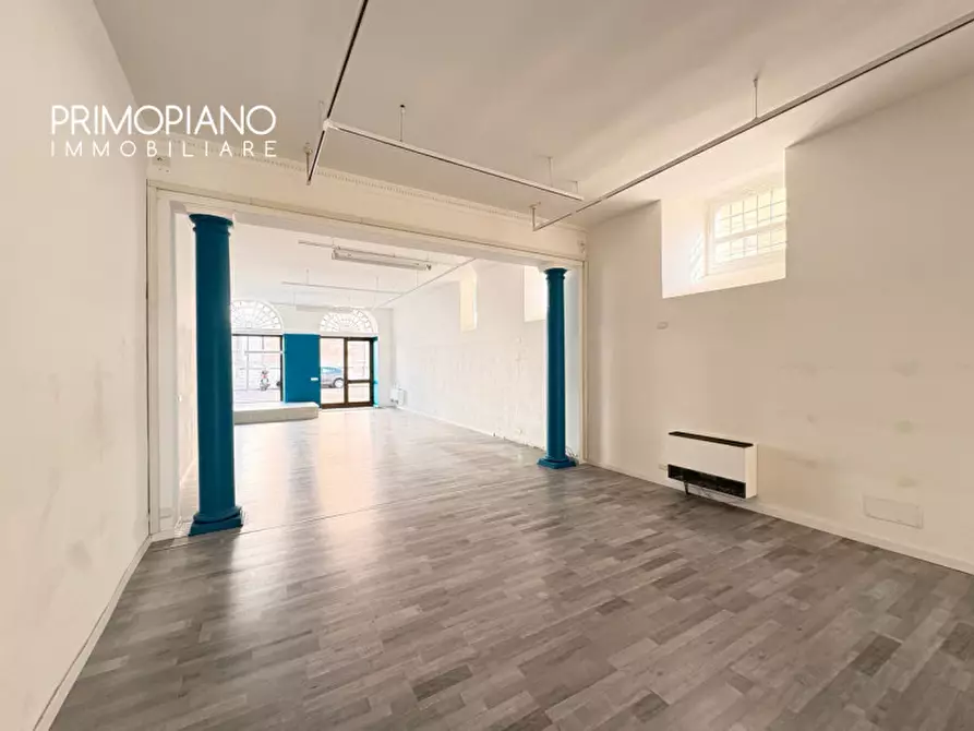 Immagine 2 di Negozio in affitto  in Piazza Santa Maria Maggiore a Trento