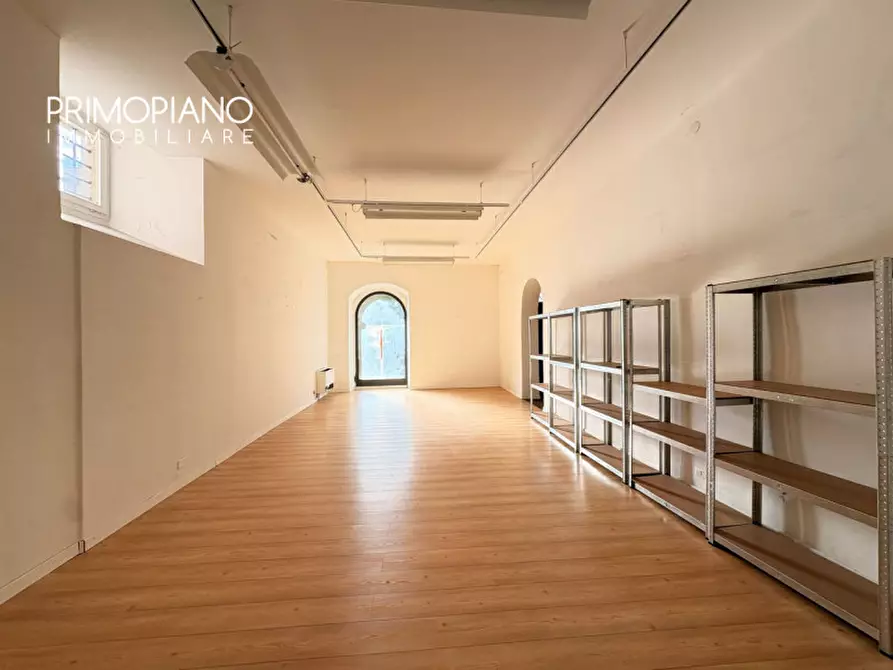 Immagine 3 di Negozio in affitto  in Piazza Santa Maria Maggiore a Trento