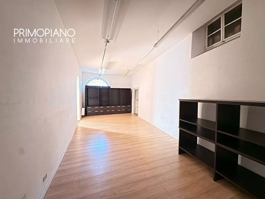 Immagine 4 di Negozio in affitto  in Piazza Santa Maria Maggiore a Trento