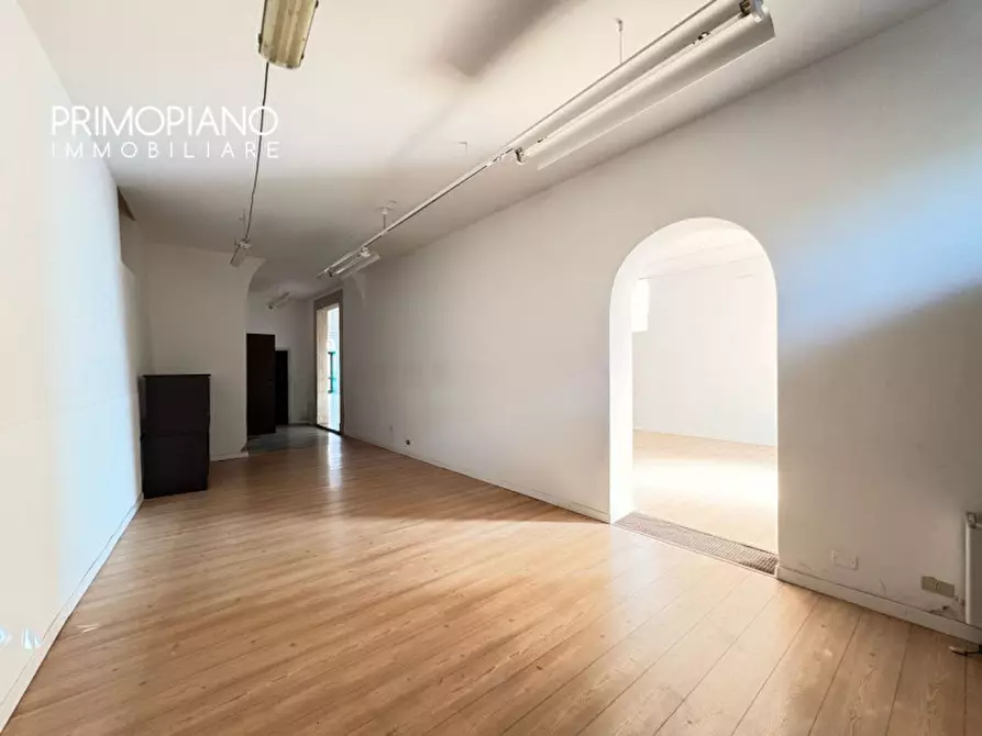 Immagine 5 di Negozio in affitto  in Piazza Santa Maria Maggiore a Trento