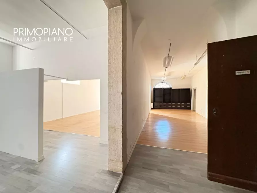 Immagine 6 di Negozio in affitto  in Piazza Santa Maria Maggiore a Trento