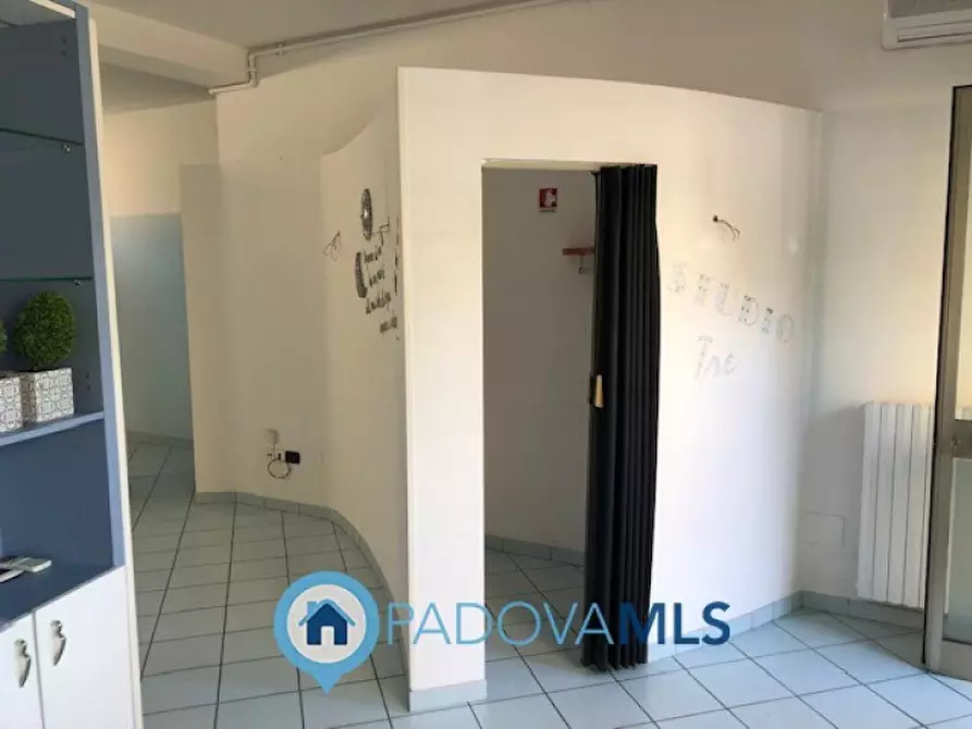 Immagine 5 di Negozio in vendita  in Via Chiesanuova 151 a Padova