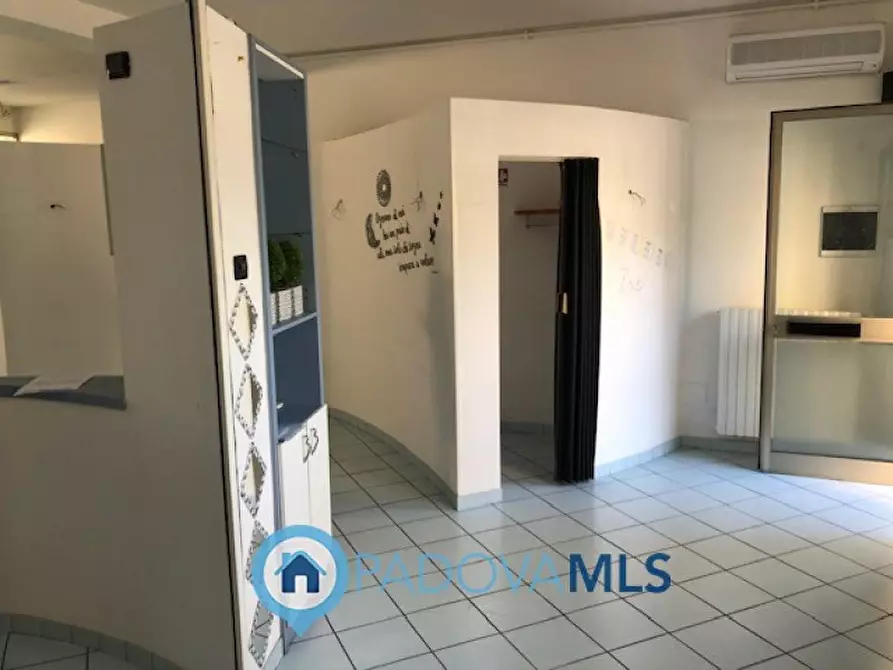 Immagine 6 di Negozio in vendita  in Via Chiesanuova 151 a Padova