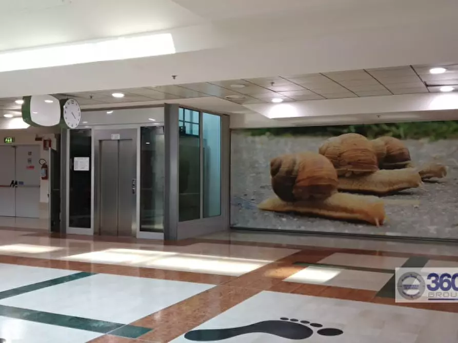 Immagine 2 di Negozio in affitto  in via roma 78 a Corte Franca