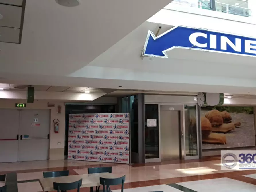 Immagine 4 di Negozio in affitto  in via roma 78 a Corte Franca