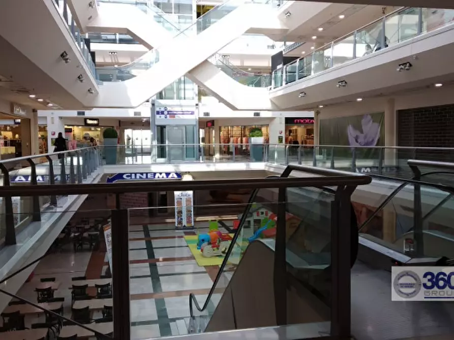 Immagine 5 di Negozio in affitto  in via roma 78 a Corte Franca