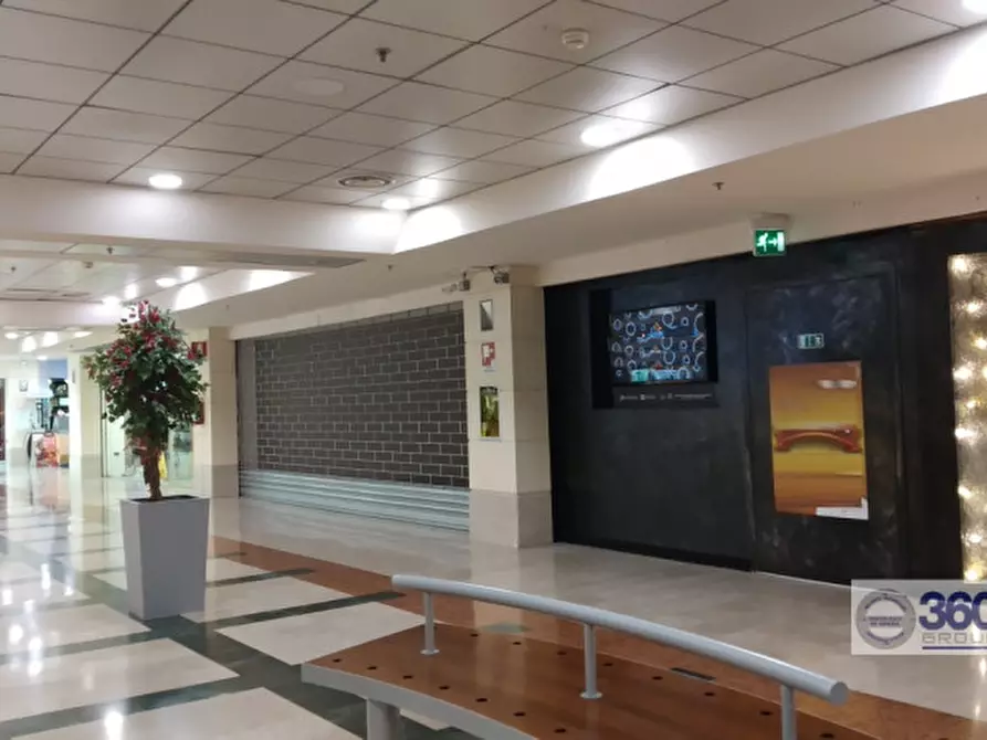 Immagine 11 di Negozio in affitto  in via roma 78 a Corte Franca