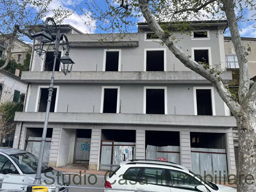 Immagine 1 di Palazzo in vendita  in Viale R.Margherita 38 a Marsico Nuovo