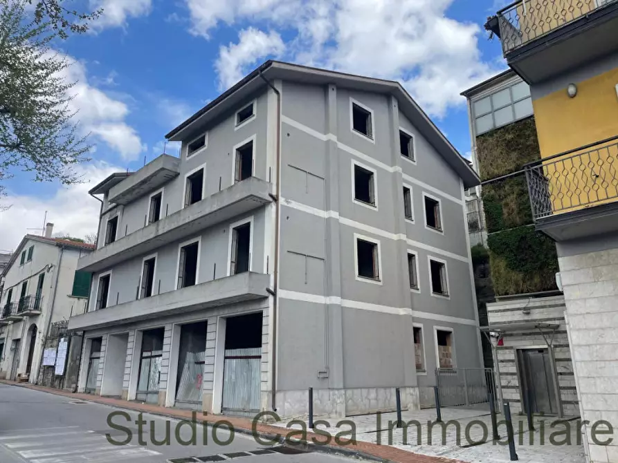 Immagine 3 di Palazzo in vendita  in Viale R.Margherita 38 a Marsico Nuovo