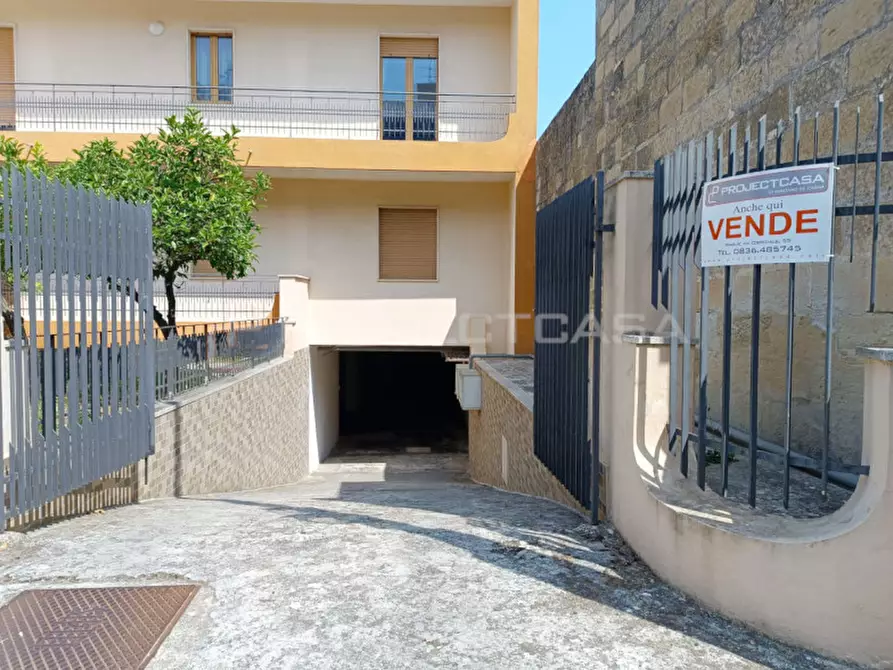 Immagine 1 di Garage in vendita  in Via Francesco Negro a Maglie