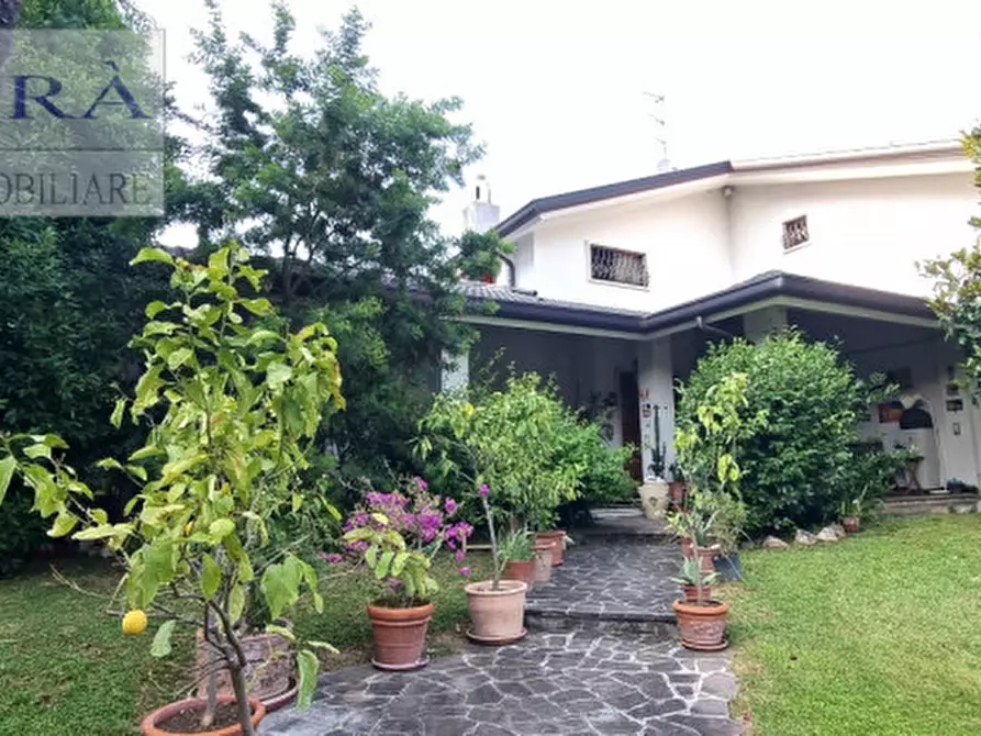 Immagine 21 di Villa in vendita  a Selvazzano Dentro