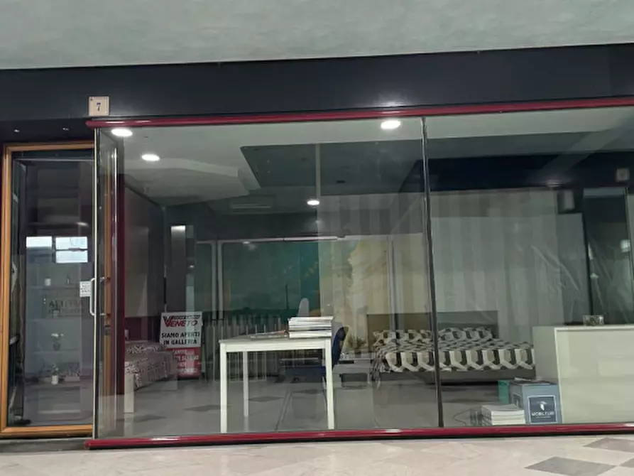 Immagine 1 di Negozio in vendita  a Vittorio Veneto