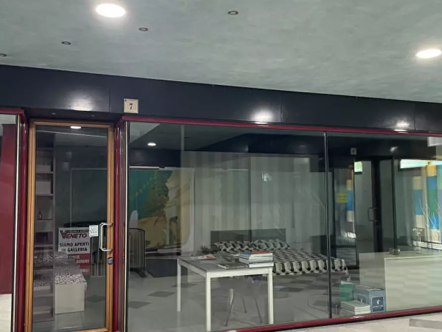 Immagine 2 di Negozio in vendita  a Vittorio Veneto