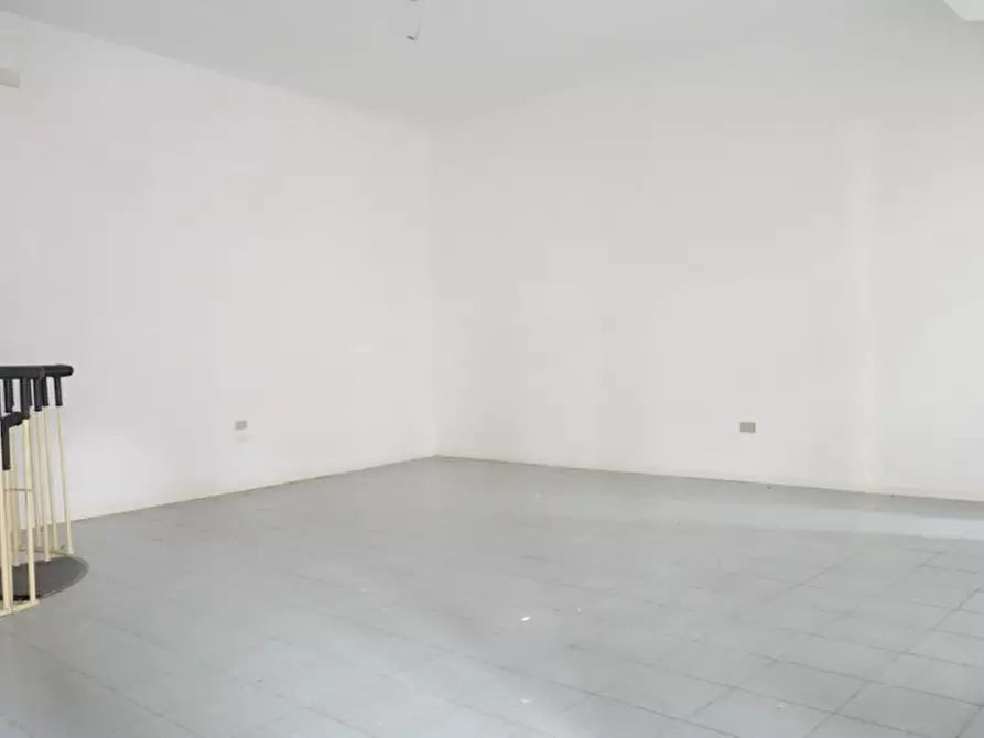 Immagine 3 di Negozio in vendita  a Vittorio Veneto