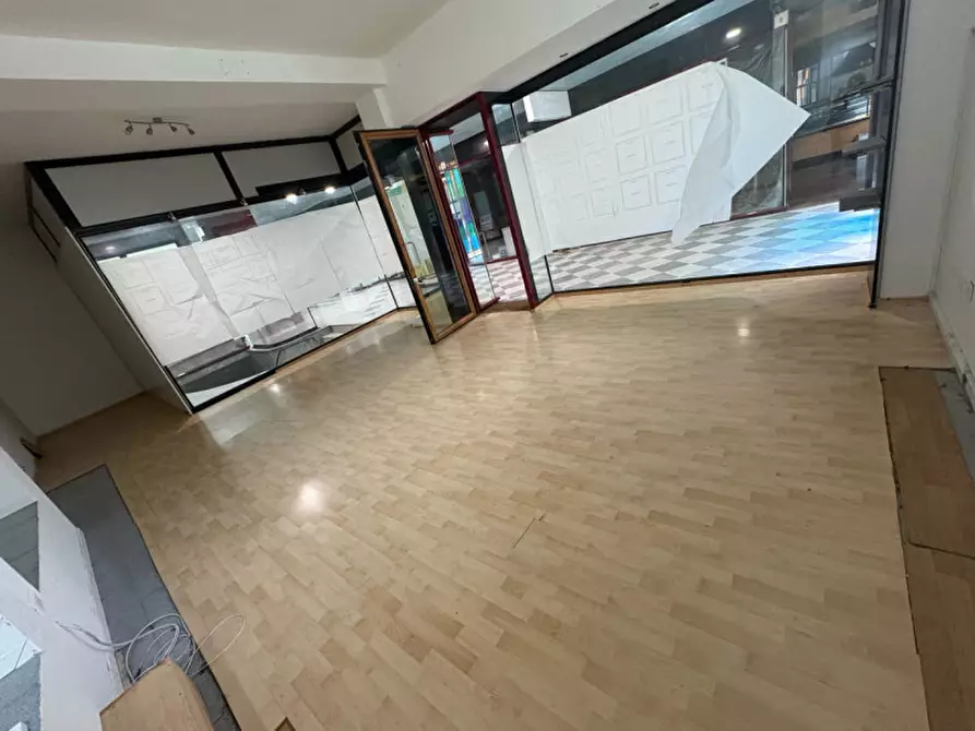 Immagine 1 di Negozio in vendita  a Vittorio Veneto