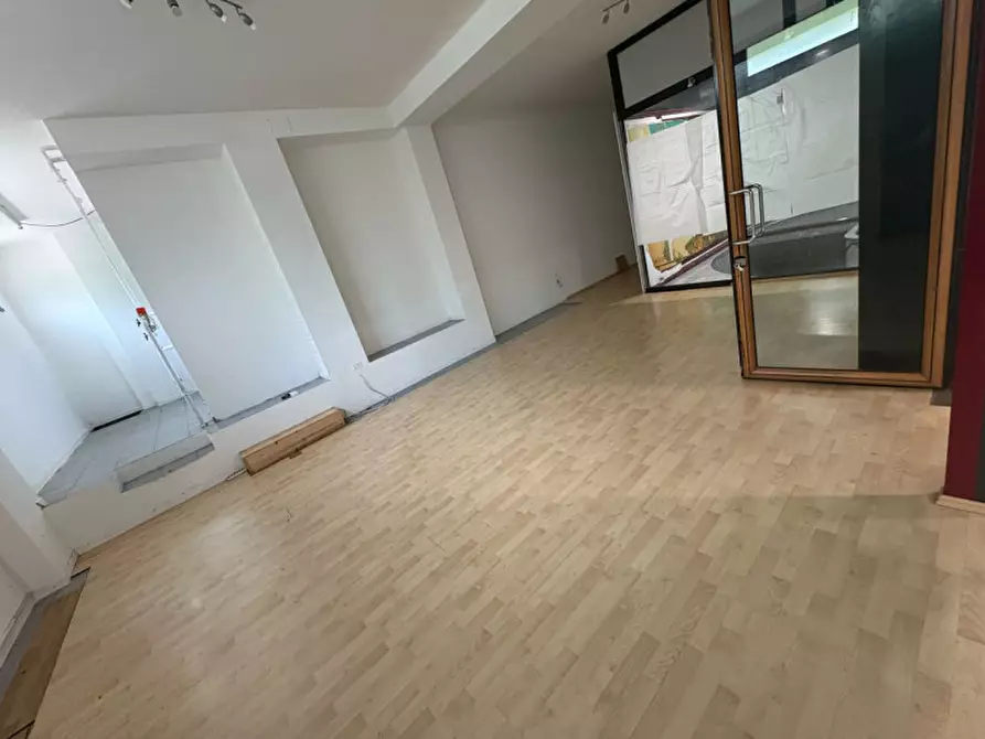 Immagine 2 di Negozio in vendita  a Vittorio Veneto