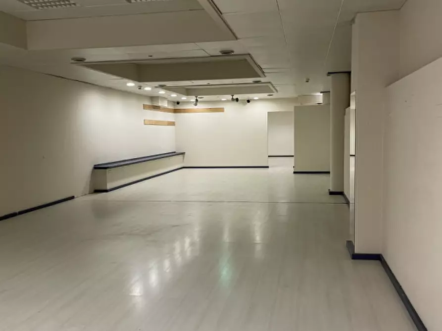 Immagine 2 di Negozio in vendita  a Vittorio Veneto