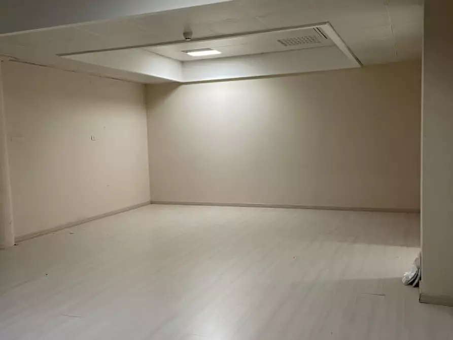 Immagine 10 di Negozio in vendita  a Vittorio Veneto