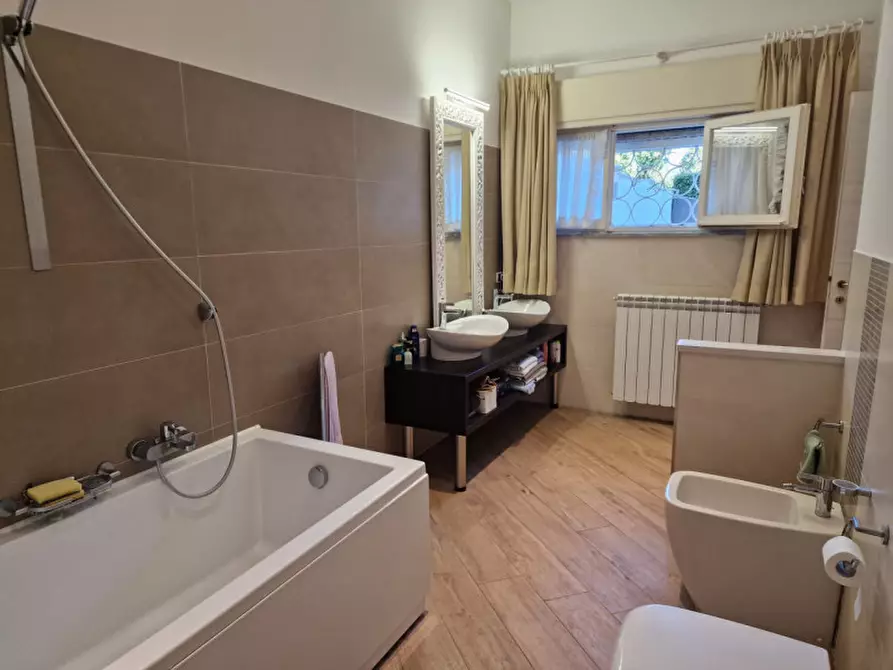 Immagine 46 di Villa in vendita  in Via del Lago a Bracciano