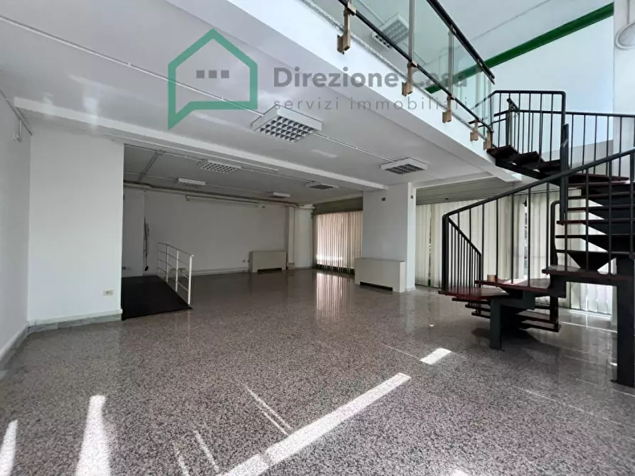 Immagine 1 di Negozio in affitto  in CENTRO DIREZIONALE a Napoli