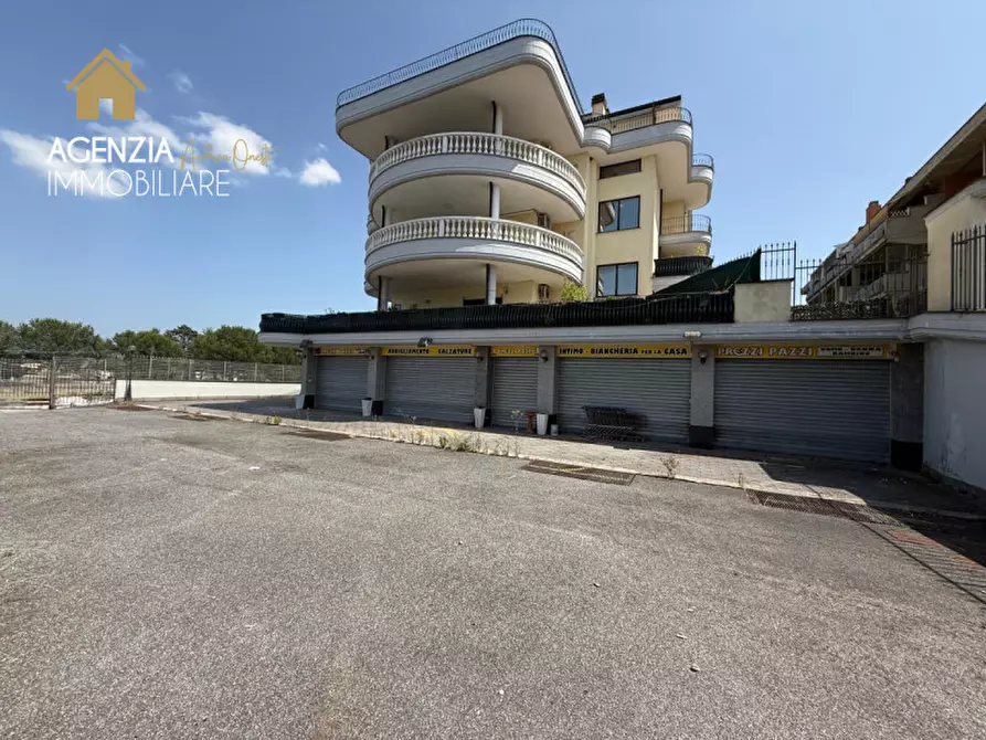 Immagine 2 di Attività commerciale in affitto  in via casilina 1932 a Roma