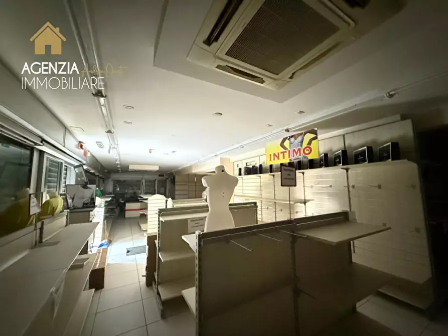 Immagine 9 di Attività commerciale in affitto  in via casilina 1932 a Roma