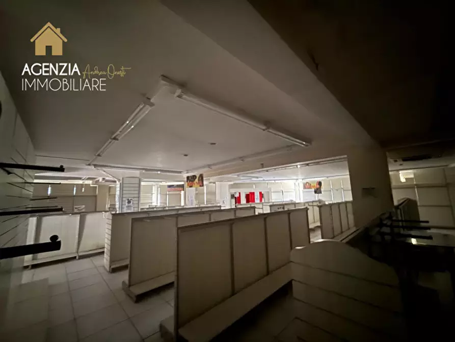 Immagine 10 di Attività commerciale in affitto  in via casilina 1932 a Roma