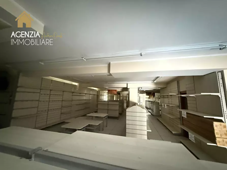 Immagine 11 di Attività commerciale in affitto  in via casilina 1932 a Roma