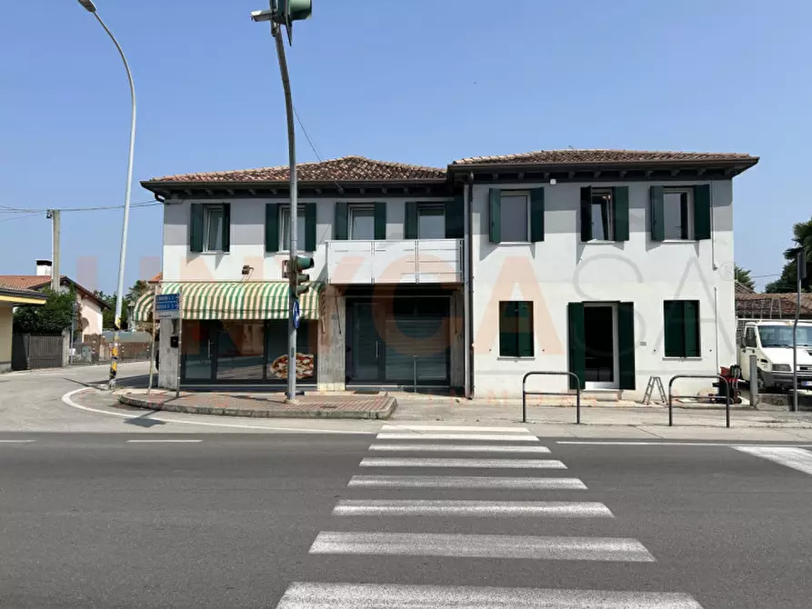 Immagine 1 di Attività commerciale in vendita  in Via Andrea Mantegna a Tombolo