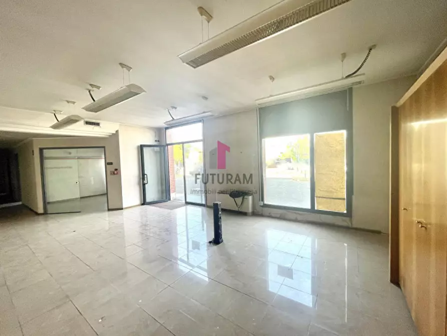 Immagine 5 di Negozio in affitto  in via Fossano a Camponogara