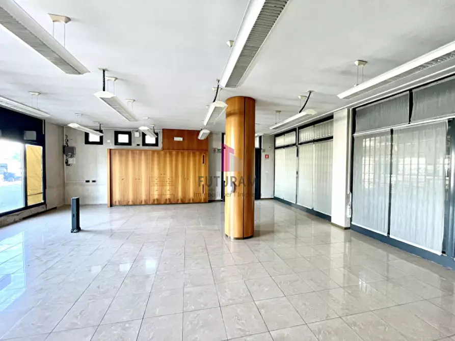 Immagine 10 di Negozio in vendita  in via Fossano a Camponogara