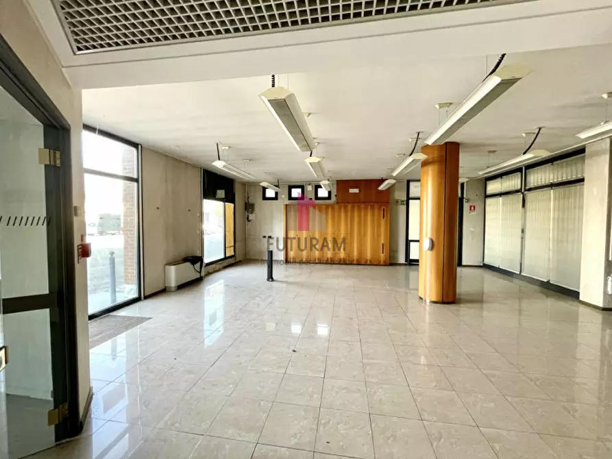 Immagine 11 di Negozio in vendita  in via Fossano a Camponogara