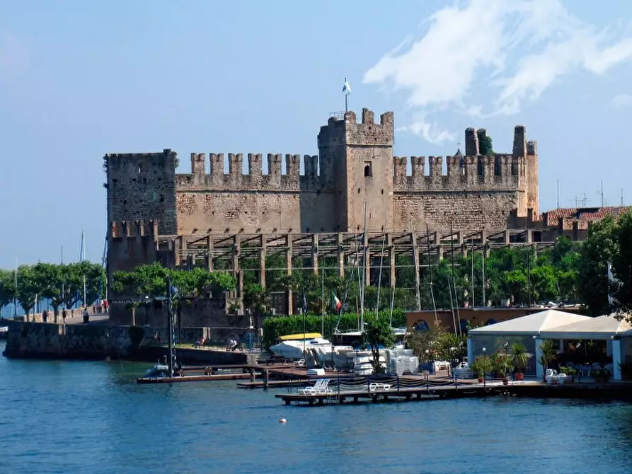 Immagine 1 di Negozio in vendita  a Torri Del Benaco